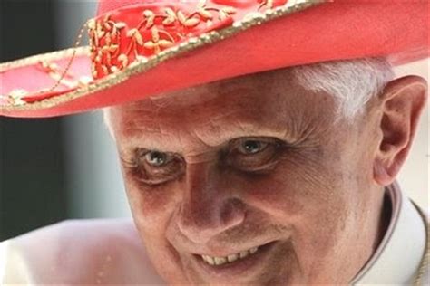 Le vesti liturgiche secondo Joseph Ratzinger. Il Papa non veste 